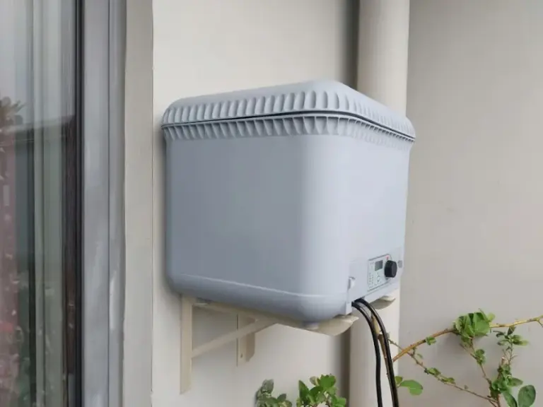 Lắp đặt bộ bình tưới cây tự động nhỏ giọt Oasis cho ban công căn hộ tại Masteri Thảo Điền, Quận 2